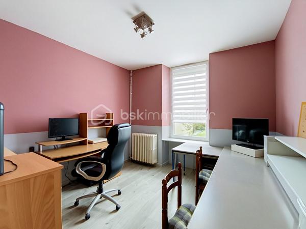 Spacieuse maison familiale de 209 m² – 6 chambres et un bureau – Terrain de 1 714 m², Chaugey (LOSNE).
12 min de Seurre, 23 min de Dole, 19 min d'Auxonne et 40 min de Dijon Ville.


À la recherche d'une maison où toute la famille pourra s'épanouir ? Découvrez cette magnifique propriété de 209 m² habitables, entièrement rénovée avec goût, offrant de beaux volumes, une distribution fonctionnelle et des prestations de qualité.

Implantée sur une belle parcelle arborée de 1 714 m², cette maison chaleureuse saura séduire les familles nombreuses, les amateurs d'espace ou ceux qui aiment recevoir.

Dès l'entrée, vous serez charmés par la luminosité et l'atmosphère accueillante des lieux. Le vaste salon-séjour constitue un véritable espace de vie convivial, idéal pour partager de précieux moments en famille ou entre amis. La cuisine aménagée et équipée, semi-ouverte grâce à une élégante verrière, allie parfaitement modernité, praticité et convivialité.

Le rez-de-chaussée offre deux chambres et une salle de jeux, permettant une vie de plain-pied particulièrement appréciable. Vous y trouverez également une salle de bains équipée d'une baignoire, d'un meuble double vasque ainsi que des toilettes indépendantes.

À l'étage, quatre chambres supplémentaires viennent compléter l'espace nuit, offrant à chacun son intimité. Un dressing apporte un confort supplémentaire au quotidien. Une salle d'eau moderne avec douche, simple vasque et sèche-serviettes ainsi qu'un second WC indépendant complètent ce niveau.

Côté extérieur, le vaste terrain de 1 714 m² laisse libre cours à tous vos projets : jardin paysager, espace détente, aire de jeux pour les enfants ou encore potager.

Un grand garage vient parfaire l'ensemble et offre un espace appréciable pour stationner plusieurs véhicules, bricoler ou bénéficier d'un important espace de stockage.

Cette maison bénéficie également de nombreux équipements récents garantissant confort et économies d'énergie :

Chaudière à pellets
Fenêtres PVC double vitrage
Volets roulants solaires au rez-de-chaussée
Volets roulants électriques à l'étage
VMC
Installation électrique refaite

Située à proximité des commodités, cette propriété combine parfaitement le confort d'une maison familiale, le charme d'une rénovation soignée et la praticité de la vie quotidienne.

Une maison clé en main où il ne reste plus qu'à poser vos valises et écrire une nouvelle histoire de famille.

Une visite s'impose pour découvrir tout son potentiel et son charme !
