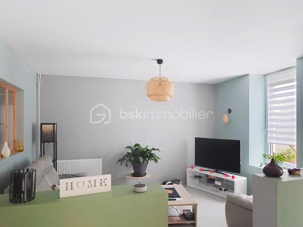 Spacieuse maison familiale de 209 m² – 6 chambres et un bureau – Terrain de 1 714 m², Chaugey (LOSNE).
12 min de Seurre, 23 min de Dole, 19 min d'Auxonne et 40 min de Dijon Ville.


À la recherche d'une maison où toute la famille pourra s'épanouir ? Découvrez cette magnifique propriété de 209 m² habitables, entièrement rénovée avec goût, offrant de beaux volumes, une distribution fonctionnelle et des prestations de qualité.

Implantée sur une belle parcelle arborée de 1 714 m², cette maison chaleureuse saura séduire les familles nombreuses, les amateurs d'espace ou ceux qui aiment recevoir.

Dès l'entrée, vous serez charmés par la luminosité et l'atmosphère accueillante des lieux. Le vaste salon-séjour constitue un véritable espace de vie convivial, idéal pour partager de précieux moments en famille ou entre amis. La cuisine aménagée et équipée, semi-ouverte grâce à une élégante verrière, allie parfaitement modernité, praticité et convivialité.

Le rez-de-chaussée offre deux chambres et une salle de jeux, permettant une vie de plain-pied particulièrement appréciable. Vous y trouverez également une salle de bains équipée d'une baignoire, d'un meuble double vasque ainsi que des toilettes indépendantes.

À l'étage, quatre chambres supplémentaires viennent compléter l'espace nuit, offrant à chacun son intimité. Un dressing apporte un confort supplémentaire au quotidien. Une salle d'eau moderne avec douche, simple vasque et sèche-serviettes ainsi qu'un second WC indépendant complètent ce niveau.

Côté extérieur, le vaste terrain de 1 714 m² laisse libre cours à tous vos projets : jardin paysager, espace détente, aire de jeux pour les enfants ou encore potager.

Un grand garage vient parfaire l'ensemble et offre un espace appréciable pour stationner plusieurs véhicules, bricoler ou bénéficier d'un important espace de stockage.

Cette maison bénéficie également de nombreux équipements récents garantissant confort et économies d'énergie :

Chaudière à pellets
Fenêtres PVC double vitrage
Volets roulants solaires au rez-de-chaussée
Volets roulants électriques à l'étage
VMC
Installation électrique refaite

Située à proximité des commodités, cette propriété combine parfaitement le confort d'une maison familiale, le charme d'une rénovation soignée et la praticité de la vie quotidienne.

Une maison clé en main où il ne reste plus qu'à poser vos valises et écrire une nouvelle histoire de famille.

Une visite s'impose pour découvrir tout son potentiel et son charme !
