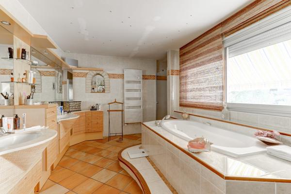 Maison 10 pièce(s) 5 chambre(s) 310.2 m²