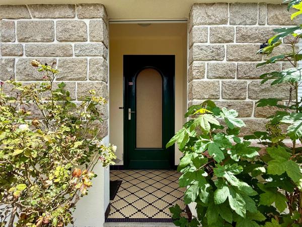 À vendre, Maison 5 chambres + hangar sur 1893 m² de terrain à bâtir, à 1 km des plages de Bénodet