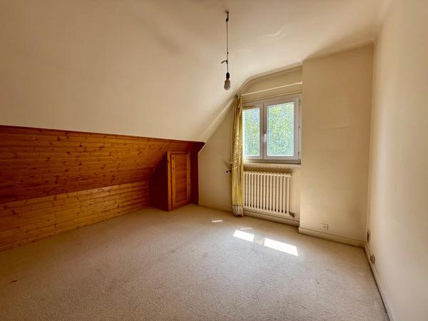 À vendre, Maison 5 chambres + hangar sur 1893 m² de terrain à bâtir, à 1 km des plages de Bénodet