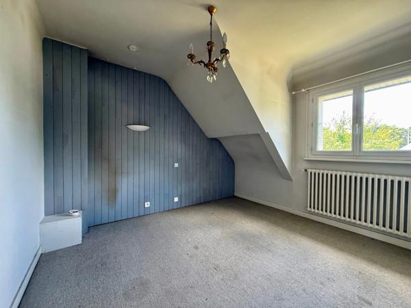 À vendre, Maison 5 chambres + hangar sur 1893 m² de terrain à bâtir, à 1 km des plages de Bénodet