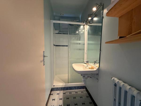 À vendre, Maison 5 chambres + hangar sur 1893 m² de terrain à bâtir, à 1 km des plages de Bénodet