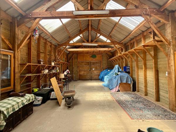 À vendre, Maison 5 chambres + hangar sur 1893 m² de terrain à bâtir, à 1 km des plages de Bénodet