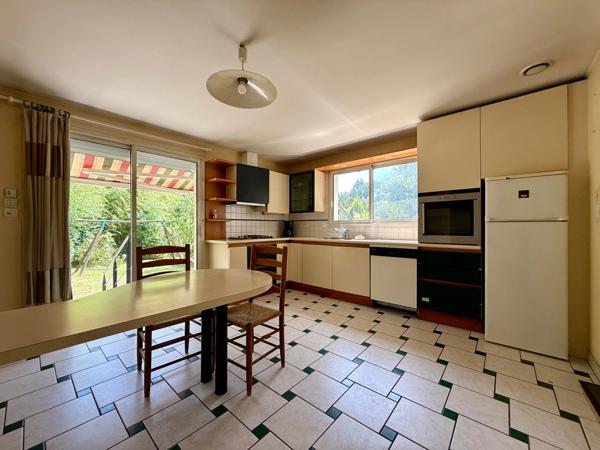 À vendre, Maison 5 chambres + hangar sur 1893 m² de terrain à bâtir, à 1 km des plages de Bénodet