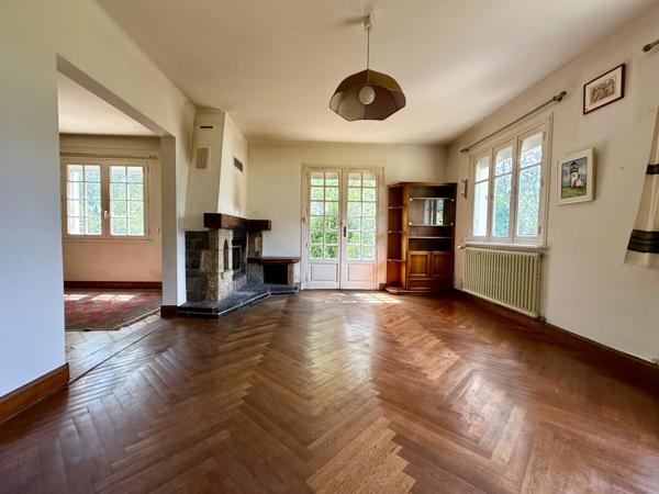 À vendre, Maison 5 chambres + hangar sur 1893 m² de terrain à bâtir, à 1 km des plages de Bénodet