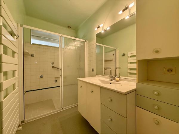 À vendre, Maison 5 chambres + hangar sur 1893 m² de terrain à bâtir, à 1 km des plages de Bénodet