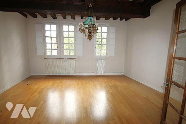 Proche Cathédrale, au 1er étage d'une petite copropriété appartement 2 pièces de 71 m², compren...