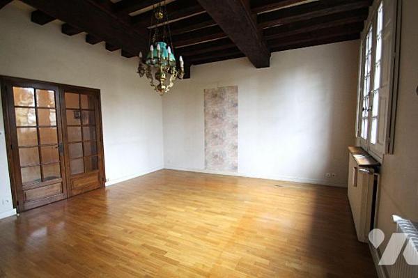 Proche Cathédrale, au 1er étage d'une petite copropriété appartement 2 pièces de 71 m², compren...