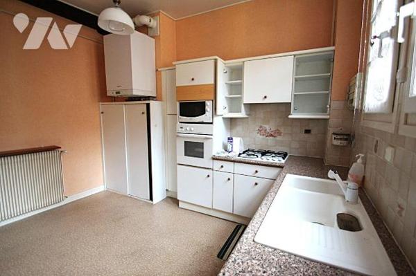 Proche Cathédrale, au 1er étage d'une petite copropriété appartement 2 pièces de 71 m², compren...