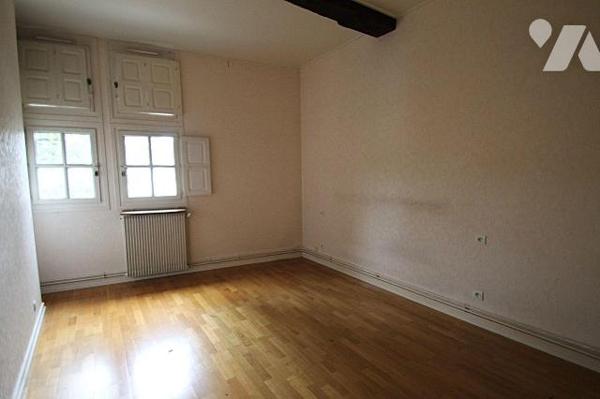 Proche Cathédrale, au 1er étage d'une petite copropriété appartement 2 pièces de 71 m², compren...