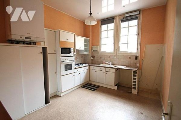 Proche Cathédrale, au 1er étage d'une petite copropriété appartement 2 pièces de 71 m², compren...