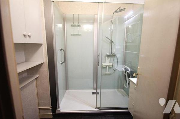 Proche Cathédrale, au 1er étage d'une petite copropriété appartement 2 pièces de 71 m², compren...
