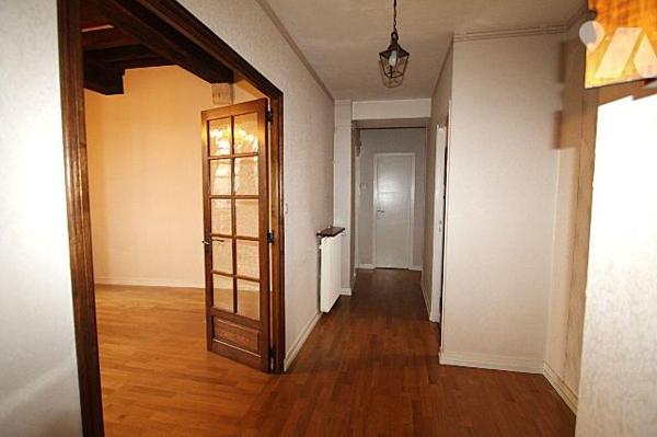 Proche Cathédrale, au 1er étage d'une petite copropriété appartement 2 pièces de 71 m², compren...
