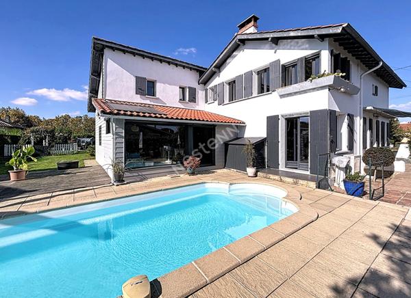 Charmante maison de 205 m² avec piscine et dépendance à 8 min de Fronton