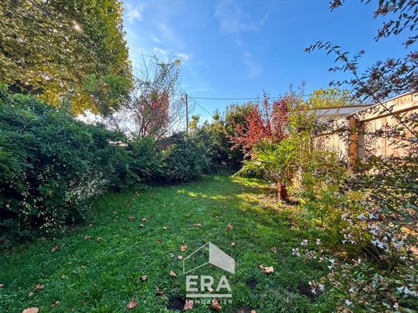 À deux pas des commerces et des transports, en intra-rocade, ce charmant plain-pied