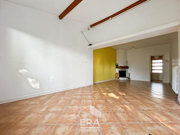 À deux pas des commerces et des transports, en intra-rocade, ce charmant plain-pied