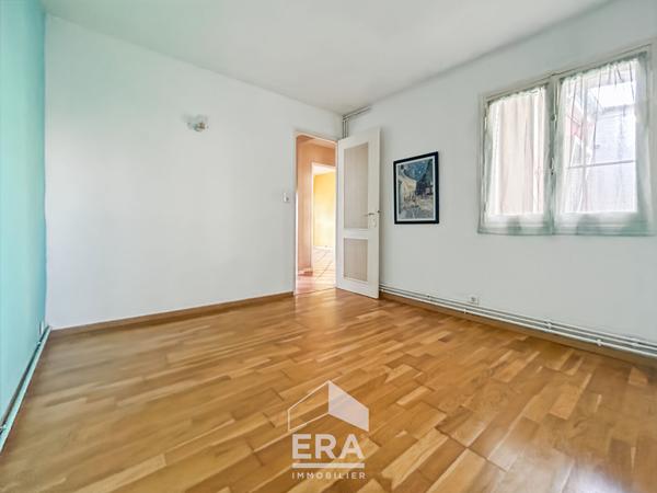 À deux pas des commerces et des transports, en intra-rocade, ce charmant plain-pied