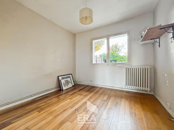 À deux pas des commerces et des transports, en intra-rocade, ce charmant plain-pied