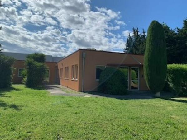 Bureaux à vendre à Avignon Courtine en rez-de-chaussée avec grand parking commun