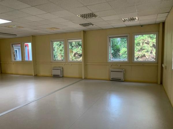 Bureaux à vendre à Avignon Courtine en rez-de-chaussée avec grand parking commun