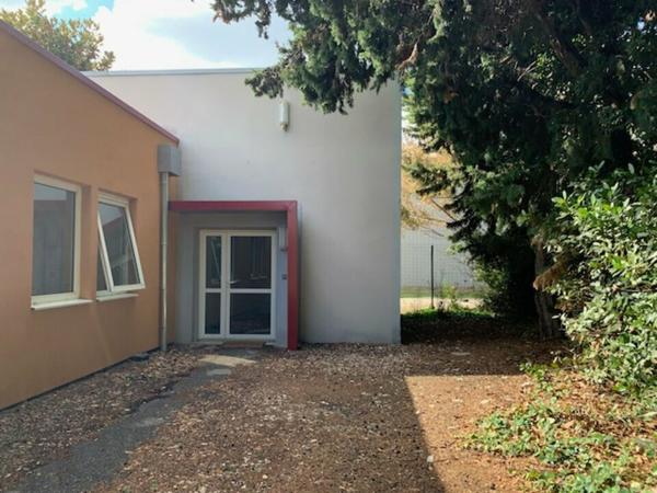 Bureaux à vendre à Avignon Courtine en rez-de-chaussée avec grand parking commun