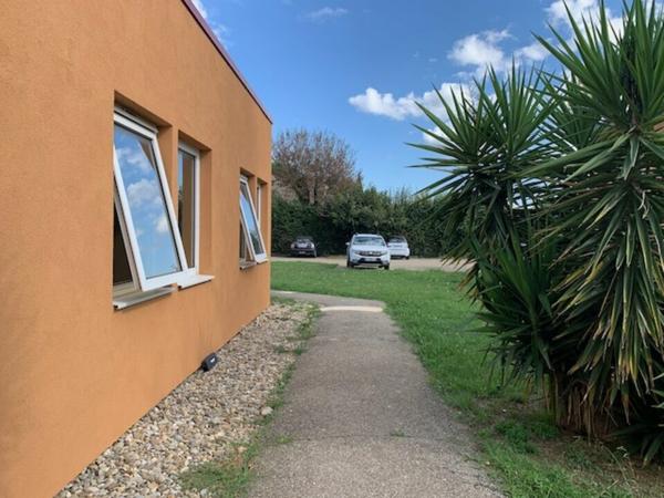Bureaux à vendre à Avignon Courtine en rez-de-chaussée avec grand parking commun