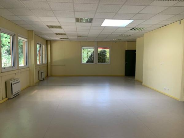 Bureaux à vendre à Avignon Courtine en rez-de-chaussée avec grand parking commun