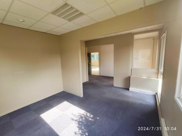 Bureaux à vendre à Avignon Courtine en rez-de-chaussée avec grand parking commun