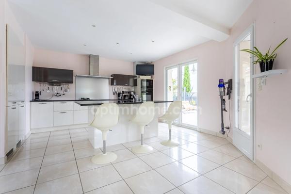 Villa 190 m² hab - 7 pièces à CREUZIER LE VIEUX (03)