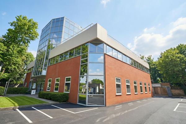 Bureaux à vendre à Saint-Cloud – Emplacement stratégique, proche transports