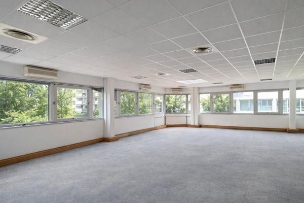 Bureaux à vendre à Saint-Cloud – Emplacement stratégique, proche transports