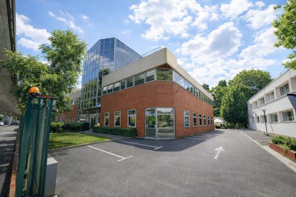 Bureaux à vendre à Saint-Cloud – Emplacement stratégique, proche transports