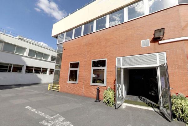 Bureaux à vendre à Saint-Cloud – Emplacement stratégique, proche transports