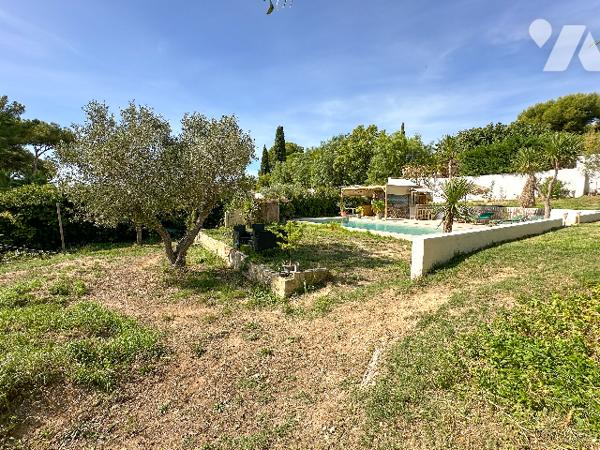 Quartier Beaucours, villa avec piscine, terrain de 1700 m², garage et dépendances,