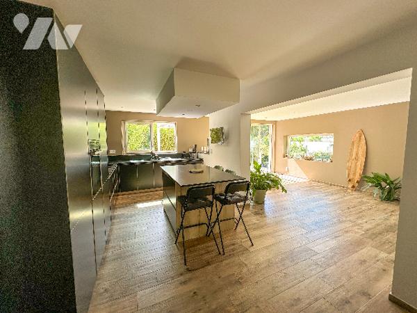 Quartier Beaucours, villa avec piscine, terrain de 1700 m², garage et dépendances,