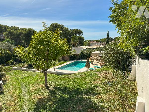 Quartier Beaucours, villa avec piscine, terrain de 1700 m², garage et dépendances,