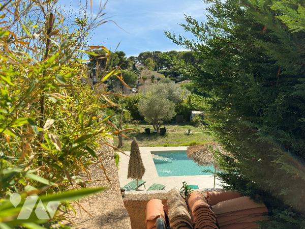 Quartier Beaucours, villa avec piscine, terrain de 1700 m², garage et dépendances,