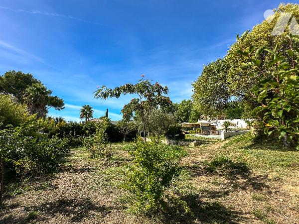 Quartier Beaucours, villa avec piscine, terrain de 1700 m², garage et dépendances,