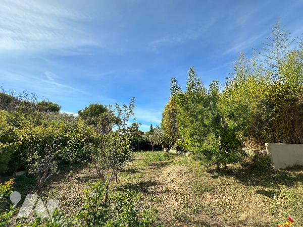 Quartier Beaucours, villa avec piscine, terrain de 1700 m², garage et dépendances,