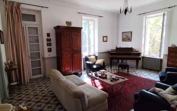 Maison à vendre    9 pièces •  L'Isle-sur-la-Sorgue