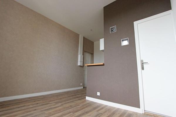 à louer studio entièrement rénové en centre-ville de Quimper.