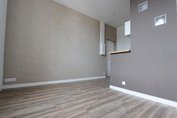 à louer studio entièrement rénové en centre-ville de Quimper.