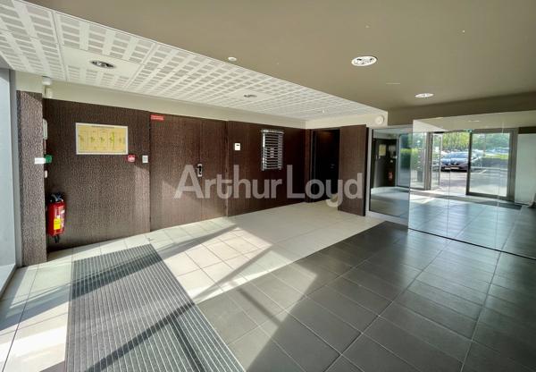 Bureaux à louer - 174 m² - Immeuble récent rénové - Parking - Proximité hôtel Mercure