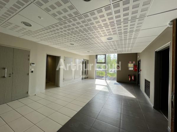 Bureaux à louer - 174 m² - Immeuble récent rénové - Parking - Proximité hôtel Mercure
