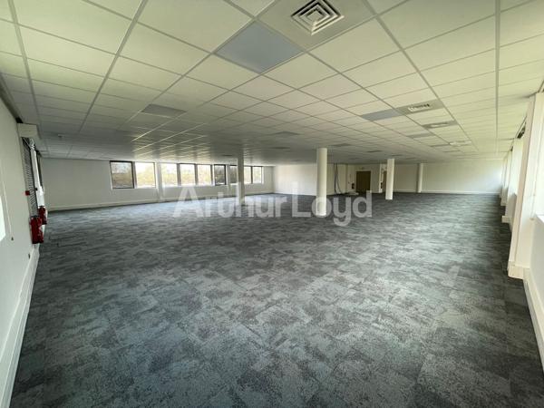 Bureaux à louer - 174 m² - Immeuble récent rénové - Parking - Proximité hôtel Mercure