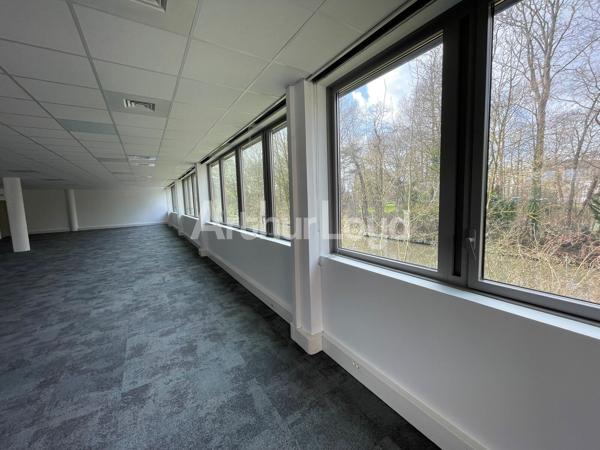 Bureaux à louer - 174 m² - Immeuble récent rénové - Parking - Proximité hôtel Mercure