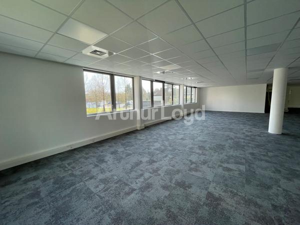 Bureaux à louer - 174 m² - Immeuble récent rénové - Parking - Proximité hôtel Mercure