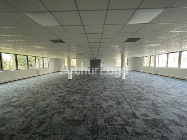 Bureaux à louer - 174 m² - Immeuble récent rénové - Parking - Proximité hôtel Mercure