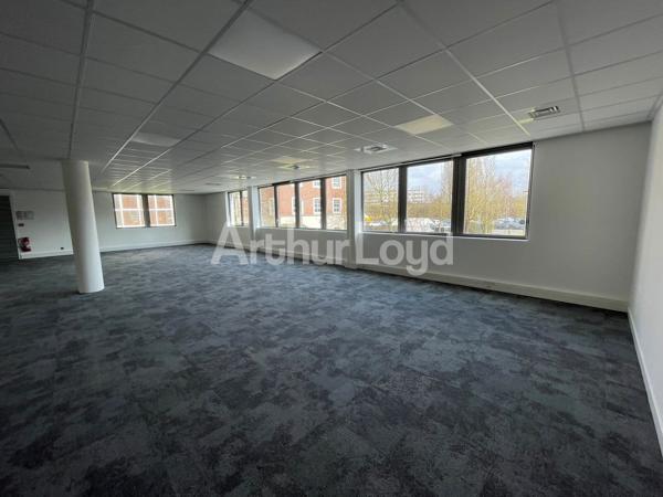 Bureaux à louer - 174 m² - Immeuble récent rénové - Parking - Proximité hôtel Mercure